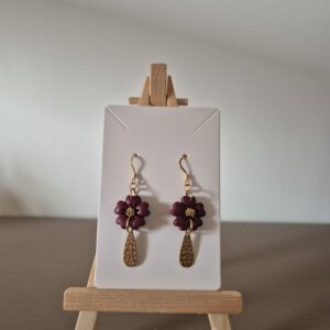 Boucles d'oreilles fleurs mauve foncee